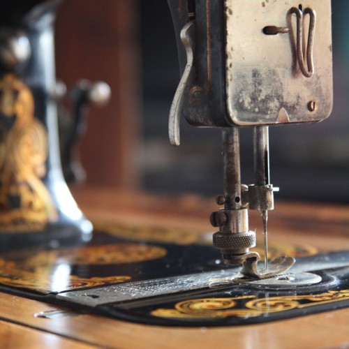 Lynn England - Nostalgic Vintage Sewing Machine
